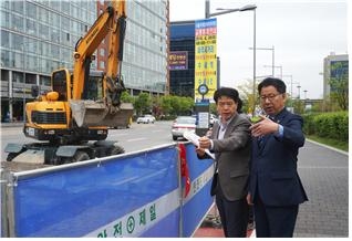 공사현장에서 도면과 비교하며 꼼꼼히 시찰하는 강감창 의원(오른쪽).