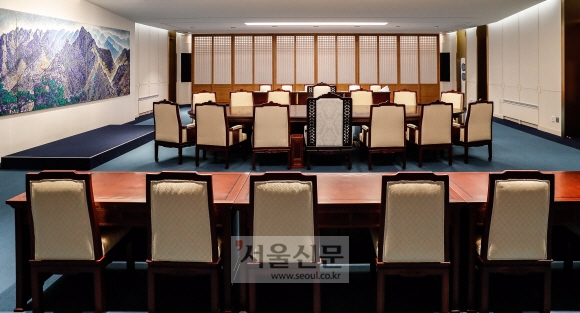 오는 27일 판문점 평화의집에서 열릴 문재인 대통령과 김정은 북한 국무위원장과의 남북정상회담장이 공개됐다. 남북 정상회담장 타원형 테이블 양 뒤편으로 각각 배석자용 직사각형 테이블 3개씩 붙여서 배치. 배석자 테이블에는 의자 6개씩 배치 했다. 2018. 04. 25  안주영 기자 jya@seoul.co.kr