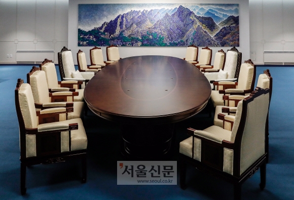 오는 27일 판문점 평화의집에서 열릴 문재인 대통령과 김정은 북한 국무위원장과의 남북정상회담장이 공개됐다. 남북 정상회담장 타원형 테이블 양 뒤편으로 각각 배석자용 직사각형 테이블 3개씩 붙여서 배치. 배석자 테이블에는 의자 6개씩 배치했다. 2018. 04. 25  안주영 기자 jya@seoul.co.kr