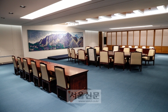 오는 27일 판문점 평화의집에서 열릴 문재인 대통령과 김정은 북한 국무위원장과의 남북정상회담장이 공개됐다.  남북 정상회담장 타원형 테이블 양 뒤편으로 각각 배석자용 직사각형 테이블 3개씩 붙여서 배치. 배석자 테이블에는 의자 6개씩 배치했다. 2018. 04. 25  안주영 기자 jya@seoul.co.kr