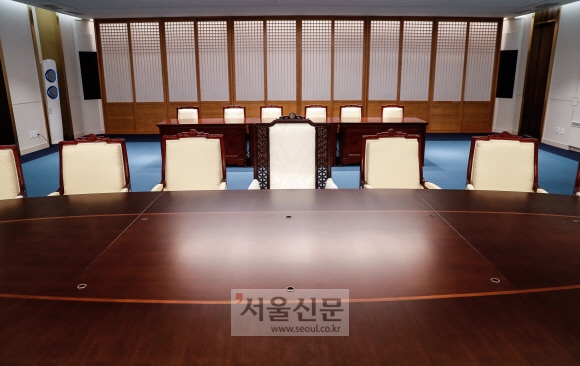남북 정상회담장 타원형 테이블 양 뒤편으로 각각 배석자용 직사각형 테이블 3개씩 붙여서 배치. 배석자 테이블에는 의자 6개씩 배치. 2018. 04. 25  안주영 기자 jya@seoul.co.kr