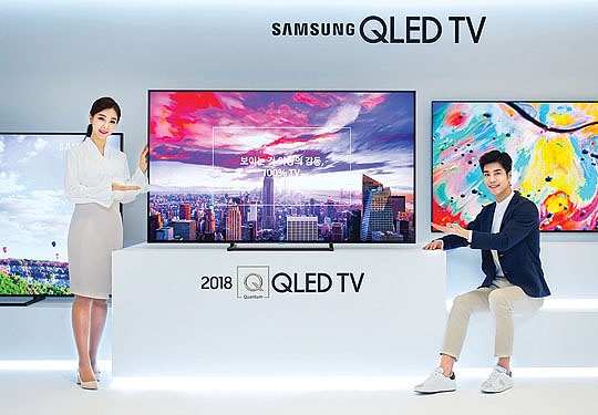 삼성전자 모델들이 2018년형 QLED TV를 소개하고 있다.  삼성전자 제공