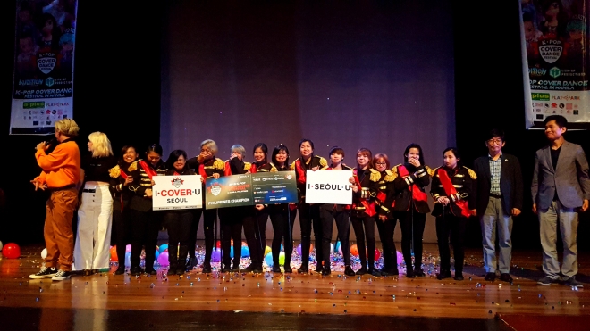 필리핀 마닐라에서 열린 ‘2018 K팝 커버댄스 페스티벌 인 필리핀’에서 세븐틴을 커버한 여성 13인조 그룹 데이지 시에테가 우승을 차지했다.