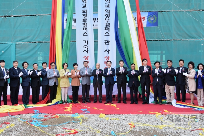 을지재단은 25일 오후 경기 의정부시 금오동의 사업 현장에서 기숙사와 관사의 상량식을 가졌다.의정부캠퍼스와 부속병원은 2021년 개교 및 개원을 목표로 추진 중이며 전체 공정률은 15%이다. (을지재단 제공) 