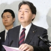 또 추문에 휩싸인 아베 내각… 문부상 업무 중 ‘요가 마사지’