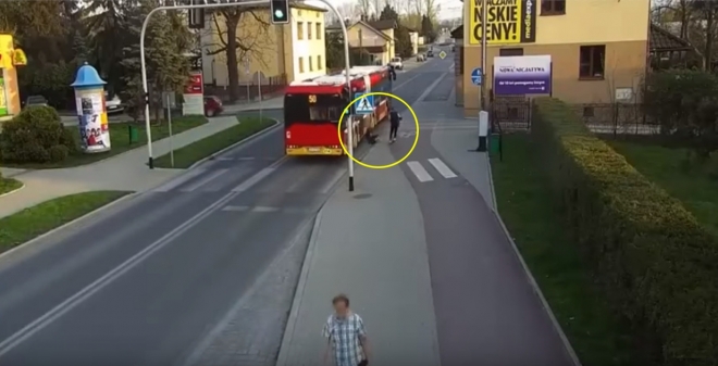 달려오는 차쪽으로 친구를 밀치는 모습(유튜브 영상 캡처)
