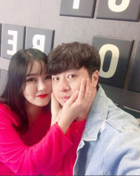 개그맨 유상무가 연인인 작곡가 김연지와 결혼한다. 소속사 코엔스타즈는 26일 ”유상무 씨와 김연지 씨가 열애 끝에 결혼을 약속하게 되었다”며 ”두 사람은 상견례를 마치는 대로 직계가족 및 가까운 지인들을 모실 수 있는 의미 있는 장소를 선정해 결혼식 날짜를 확정할 예정”이라고 밝혔다. 이어 ”두 사람은 유상무 씨의 투병 기간에도 서로의 곁을 지키며 신뢰와 믿음을 키워왔다”고 전했다.  유상무 인스타그램 캡처=연합뉴스