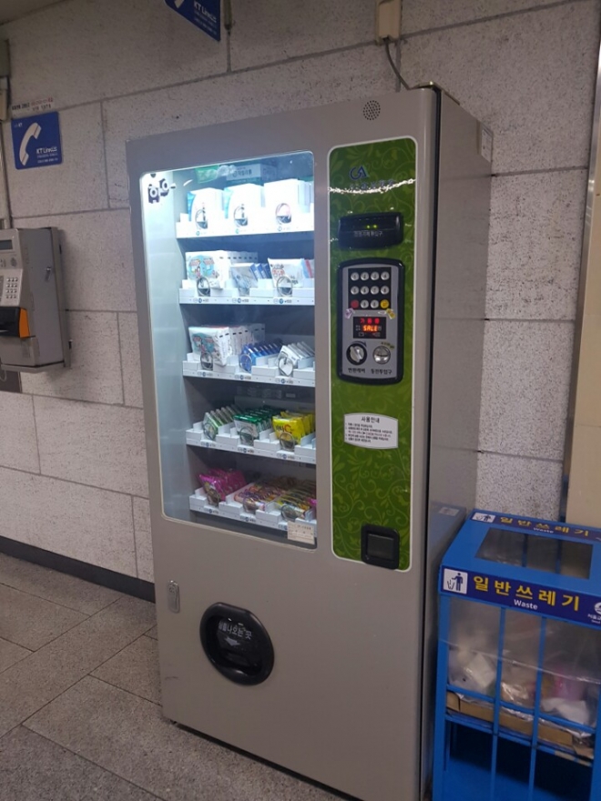 26일 서울 시청역 1호선에 설치돼 있는 위생용품 자판기의 모습.