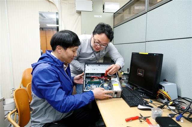서울 강서구 공보전산과 직원들이 사랑의 PC 사업으로 보급할 PC를 점검하고 있다. 강서구 제공