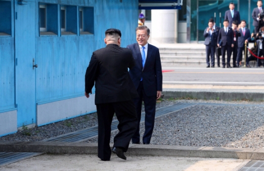[서울포토] 군사분계선에서 만난 문재인 대통령과 김정은 북한 국무위원장