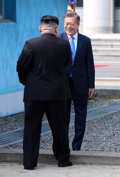 문재인 대통령과 김정은 북한 국무위원장이 27일 경기도 파주 판문점 군사분계선에서 만나 인사하고 있다.  안주영 기자 jya@seoul.co.kr
