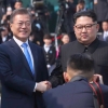 [서울포토] 손 맞잡은 문재인 대통령과 北 김정은 위원장