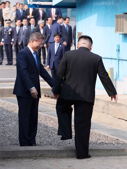 [서울포토] 군사분계선 넘는 北 김정은 위원장 ‘역사적 순간’