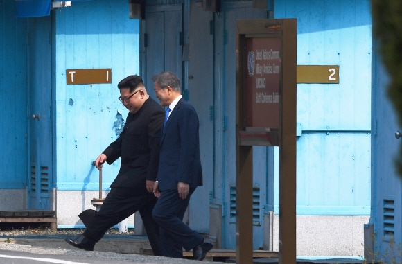 문재인 대통령과 김정은 국무위원장이 27일 오전 판문점에서 만나 인사를 나눈 후  공식 환영식장으로 이동하고 있다.  안주영 기자 jya@seoul.co.kr