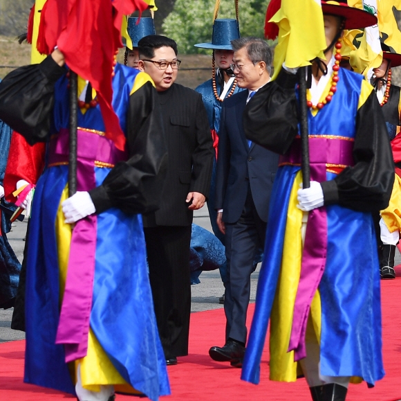 문재인 대통령과 김정은 국무위원장이 27일 오전 판문점에서 만나 인사를 나눈 후 공식 환영식장으로 이동하고 있다.  안주영 기자 jya@seoul.co.kr
