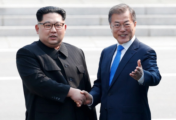 2018 남북정상회담이 열린 지난 4월 27일 오전 문재인 대통령과 김정은 북한 국무위원장이 판문점에서 만나 인사를 나누고 있는 모습. 2018. 04. 27 안주영 기자 jya@seoul.co.kr
