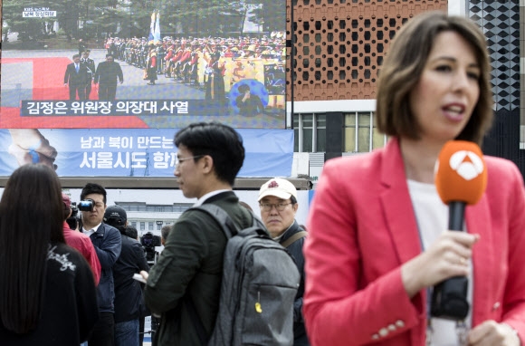 남북정상회담이 이뤄진 27일 오전 시민들이 중계를 지켜보고 있다. 2018.4.27 안주영 기자 jya@seoul.co.kr
