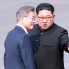 [서울포토] 밀착대화하는 문재인 대통령과 김정은 북한 국무위원장