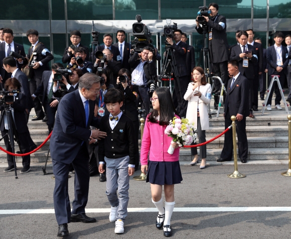 남북정상회담이 열린 27일 김정은 북한 국무위원장에게 꽃을 전달하기 위해 화동이 준비하고 있다.  안주영 기자 jya@seoul.co.kr