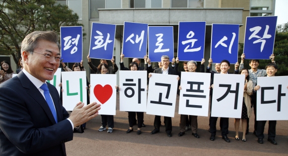 남북정상회담이 열린 27일 판문점으로 출발하는 문재인 대통령이 청와대 직원들과 환송인사를 하고있다.  안주영 기자 jya@seoul.co.kr