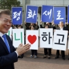 [서울포토] ‘2018 남북정상회담’ 청와대 직원들 환송인사 받는 문재인 대통령