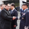 [서울포토] 정경두 합참의장과 악수하는 北 김정은 위원장