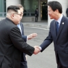 [서울포토] 북한 김정은 위원장 미소로 맞이하는 임종석 비서실장