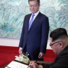 [서울포토] 방명록 작성하는 북한 김정은 위원장…지긋이 바라보는 문재인 대통령