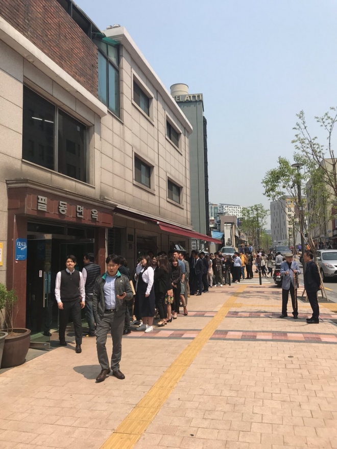 27일 오후 서울 시내 한 평양냉면 전문점 앞에 시민들이 냉면을 먹기 위해 길게 줄을 서 있다. 캡쳐=트위터