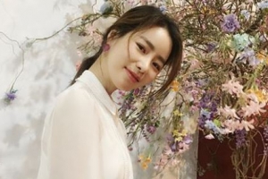 ‘열애 중♥’ 임지연 근황, 물오른 미모 보니... “꽃인 척 예쁜 척”