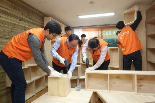 한화건설 봉사단이 꿈에그린 도서관 조성사업을 진행하고 있다.