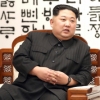 [서울포토] 편안한 자세로 대화하는 김정은 북한 국무위원장