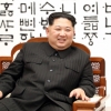 [서울포토] 북한 김정은 국무위원장, ‘편안한 포즈…미소 띤 얼굴’