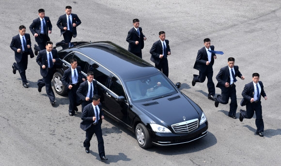 오전 회담 후 북으로 이동하는 김정은 국무위원장 차량