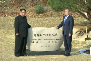 문재인-김정은, 공동 기념식수…‘평화와 번영을 심다’