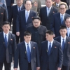 [서울포토] 北 김정은 위원장 둘러싼 경호원들 ‘철통 경호’