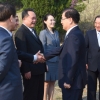 [서울포토] 한데 모여 대화하는 남북 수행원들