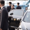 [서울포토] 철통 경호 속 차에서 내리는 김정은 북한 국무위원장