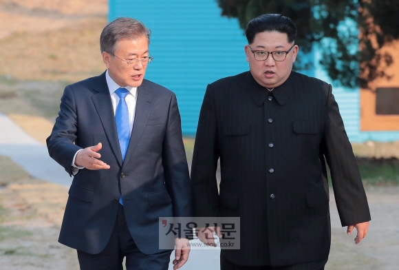 남북정상회담이 열린 27일 오후 문재인 대통령과 김정은 국무위원장이 도보다리를 산책을 다녀오며 이야기를 나누고 있다. 2018. 04. 27  안주영 기자 jya@seoul.co.kr