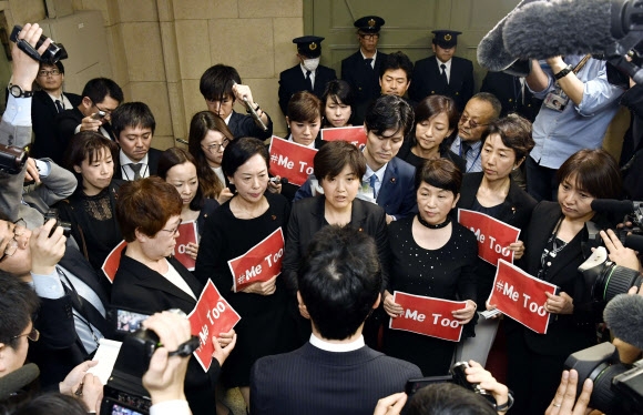 지난 20일 일본 야당 의원들이 검은색 옷을 입고 재무성을 항의 방문 하고 있다.  도쿄 교도 연합뉴스