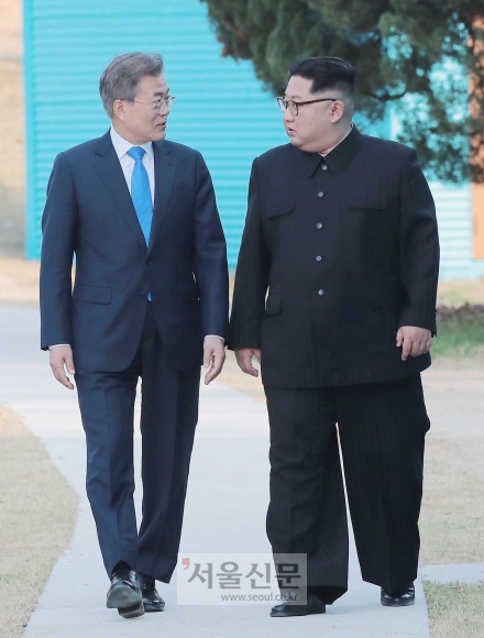 2018 남북정상회담이열린 27일 오후 문재인 대통령과 김정은 국무위원장이 도보다리를 산책을 다녀오며 이야기를 나누고 있다. 2018. 04. 27  안주영 기자 jya@seoul.co.kr