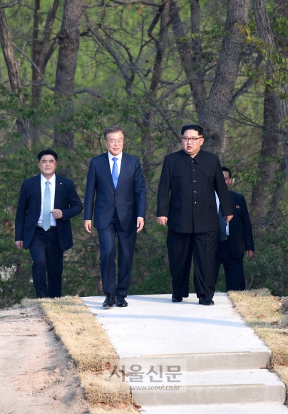 문재인 대통령과 김정은 국무위원장이 27일 오후 판문점 도보다리 산책 회담을 마친 후 돌아오고 있다. 2018.4.27 안주영 기자 jya@seoul.co.kr