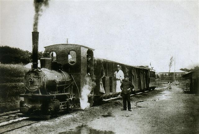 1899년 9월 인천(제물포)과 노량진 간 철도가 개통됐다. 조선 땅에 최초로 열차의 기적 소리가 울려 퍼졌다. 기차가 들어서면서 당시 여행의 범위도 크게 확장됐다. 역사비평사 제공