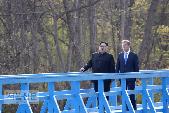 문재인 대통령과 김정은 국무위원장은 공동 식수를 마친 후 군사분계선 표식물이 있는 ‘도보다리’까지 산책을 하며 담소를 나누고 있다. 안주영 기자 jya@seoul.co.kr