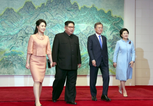 [서울포토] 기념촬영후 이동하는 남북정상 내외