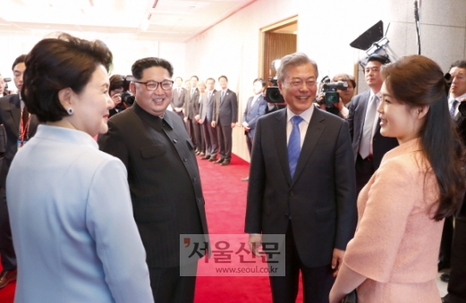 [서울포토] 웃으며 인사 나누는 남북정상 내외