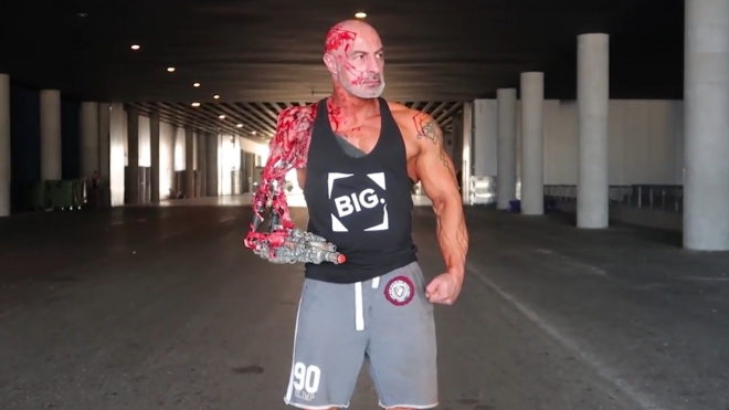 한 쪽 팔이 절단된 상태에서도 절망하지 않고 놀라운 감동으로 승화시킨 용감한 코스프레 예술가 미카엘 루벨(Mickael Loovel·43) 모습(유튜브 영상 캡처)