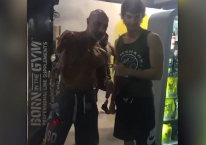 그와 사진을 찍으려는 많은 팬 모습. 이러한 모든 것이 절망을 감동으로 승화시킨 그의 용기임엔 분명한 듯 보인다(유튜브 영상 캡처) 