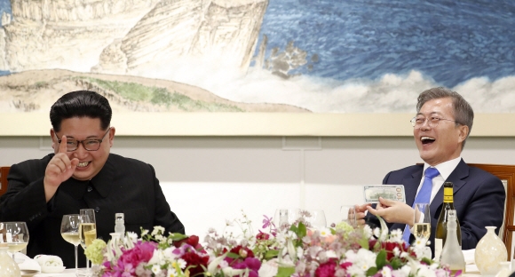 27일 오후 문재인 대통령과 김정은 국무위원장이 평화의 집에서 열린 남북정상회담 만찬에서 마술공연을 관람 하고 있다.