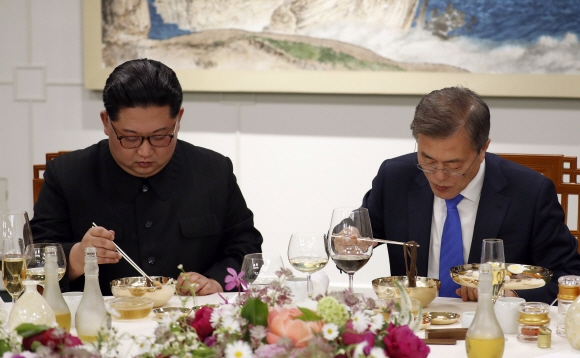 27일 오후 문재인 대통령과 김정은 국무위원장이 남북정상회담 만찬 메뉴인 옥류관 평양냉면을 먹고 있다.